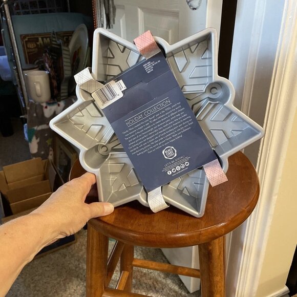 Nordic Ware Frozen Snowflake Cake Pan In Red - 6 Cups - New - Picture 6 of 6